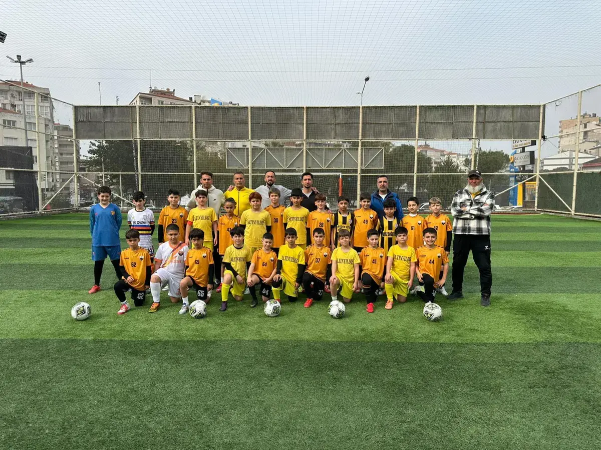 U11 antrenman sahasında takım pozu