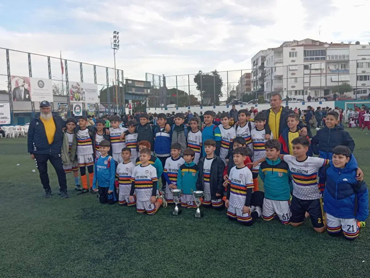 U12 2014 yaş grubu saha içi toplu takım fotoğrafı