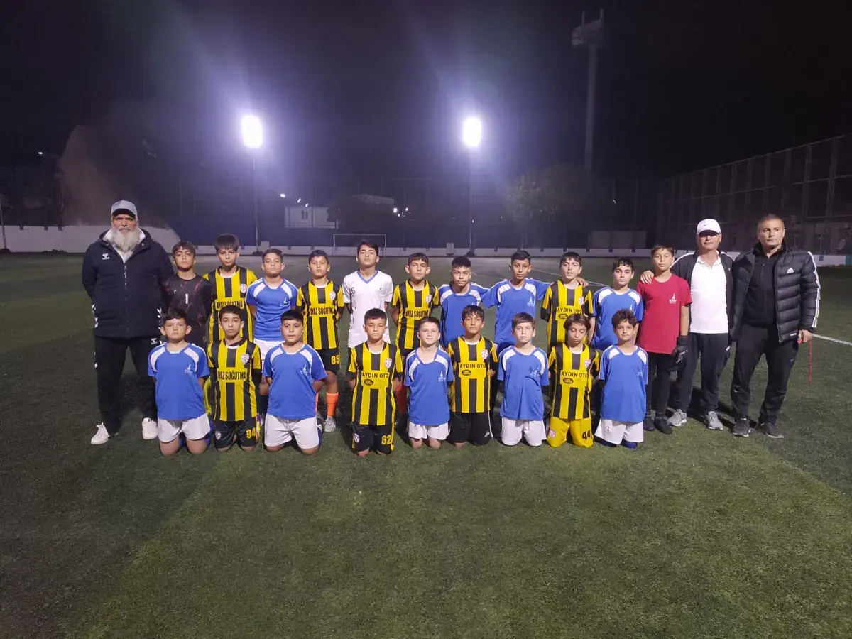 U14 2012 yaş grubu gece saha takım fotoğrafı